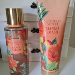 Victoria's Secret Mango Smash duo - Fräsch body mist och lotion från Victoria's Secret Mango Smash. Ingredienser: mango peel, spiked hibiscus, juicy nectarine burst. Volym: lotion 236 ml.  Perfekt för dig som vill sticka ut med tropiska vibbar. Helt nytt och oanvänt svarar ej på bud. .