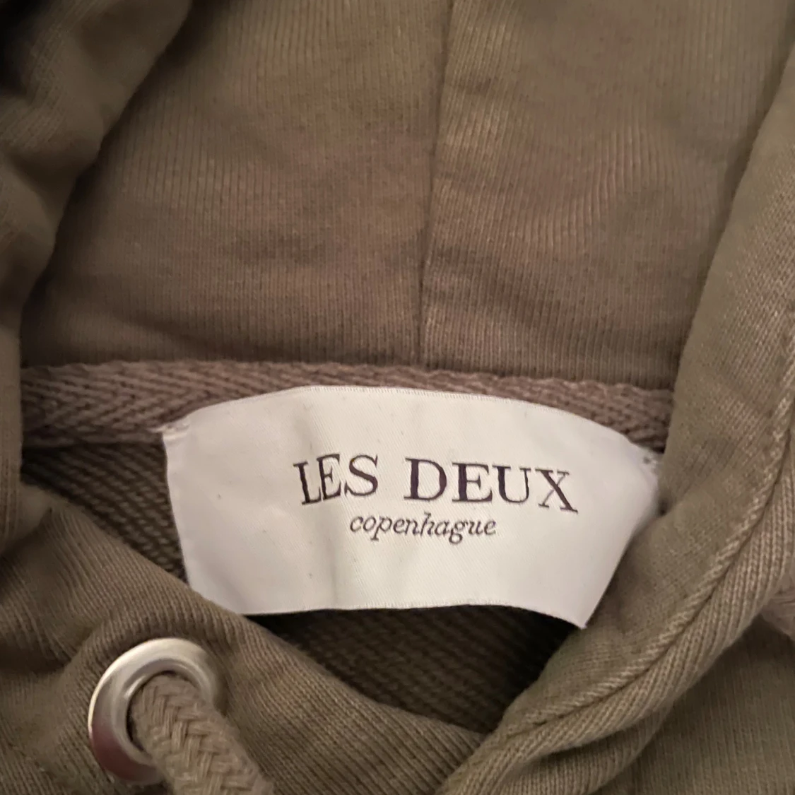 Olivgrön hoodie från Les Deux - 2