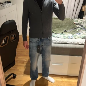 Blåa relaxed jeans från Neuw - Säljer ett par blåa jeans från Neuw i modellen Studio Relaxer. Jeansen har en avslappnad passform med raka ben och klassisk femficksdesign. Tillverkade i återvunnet denim med snygg ljus tvätt och subtila slitningar. Perfekta för en chill och modern look. Använder inte just denna stil, där av säljer jag! Sprillans nya, köpta för 800kr med rabbat från kennedies. Säljer för 449kr. ALDRIG ANVÄNDA!