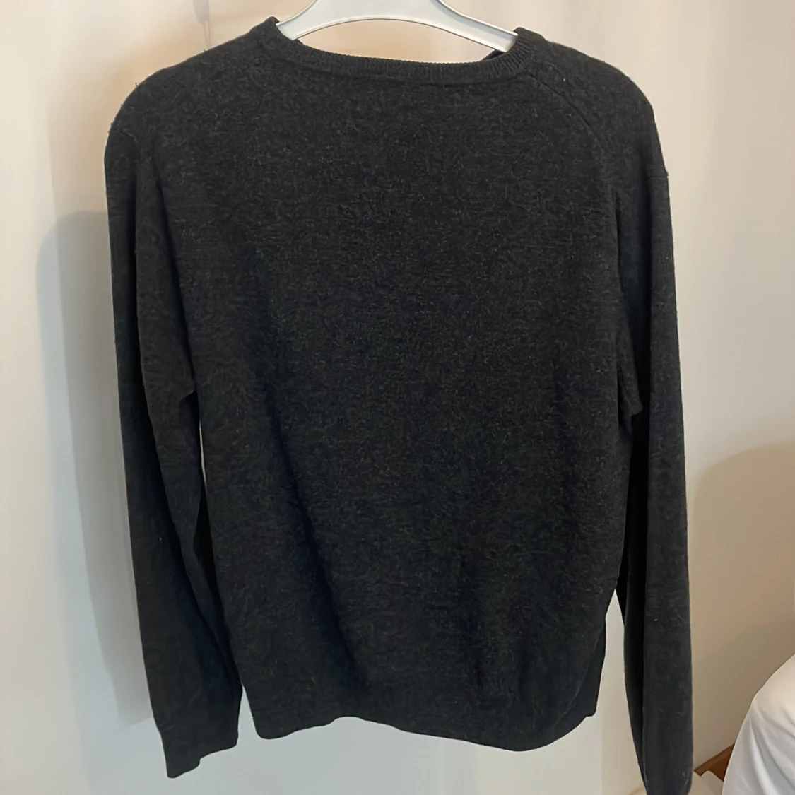 Mörkgrå stickad tröja från GANT - 1