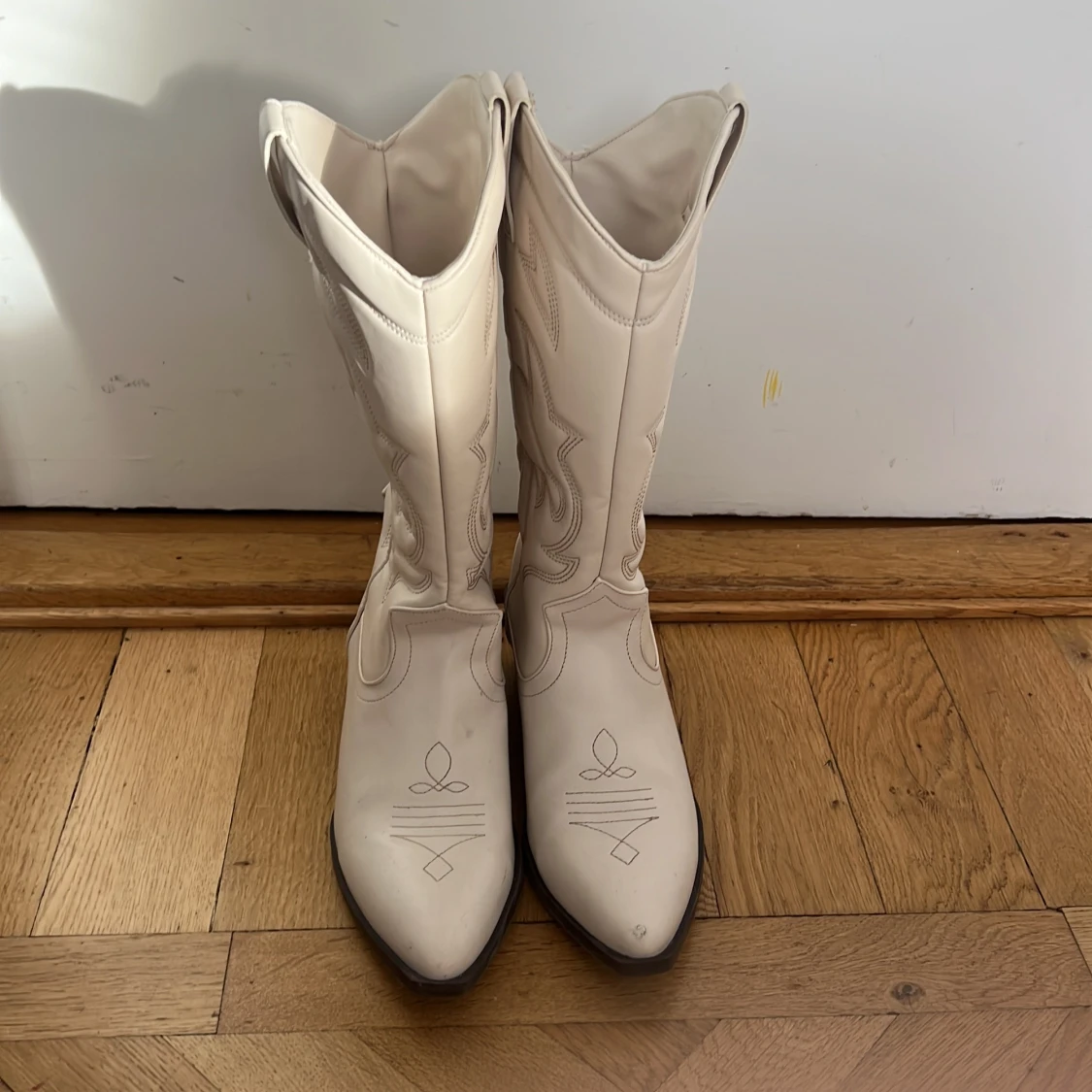 Vita cowboy boots med spetsig tå