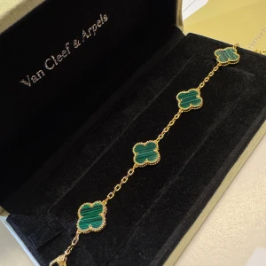 Van Cleef Armband • Guld / Stilrent Smycke - Box & Certifikat  300:- (Seperat Annons)  • Kvalitet: Samma kvalité som butik  • Material: Äkta metall (Rostar ej) • Serienummer: Ja (unik märkning) • High-end Detaljer Som Orginal  Beställ Innan 20:00 så postas det samma kväll eller tidigare på dagen. 1-2 dagars frakt. Följ oss gärna på Insta @markes.damsmycken