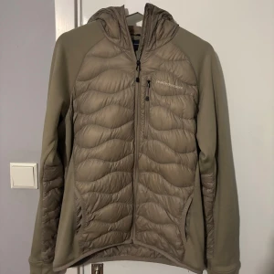Helium down hybrid hood/ peakperformance jacka - Beige Peak Performance jacka i storlek M, lätt använd.