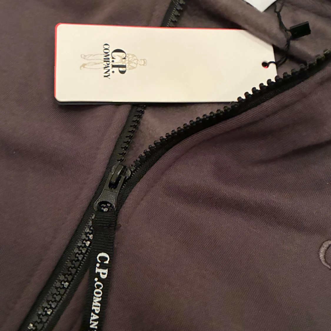 Brun hoodie med goggles från C.P. Company - 2