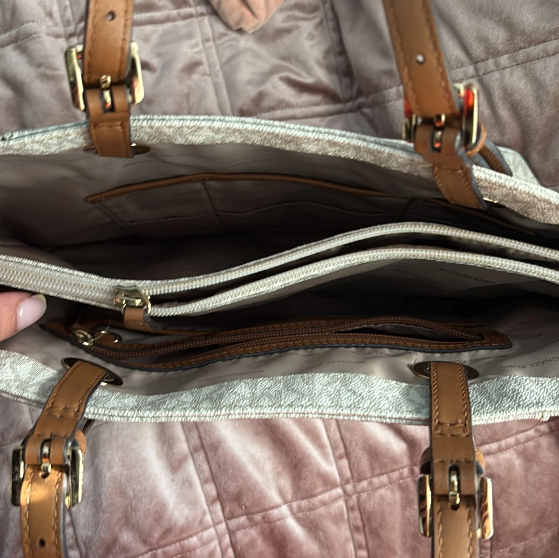 Michael Kors beige axelväska med logga - 2