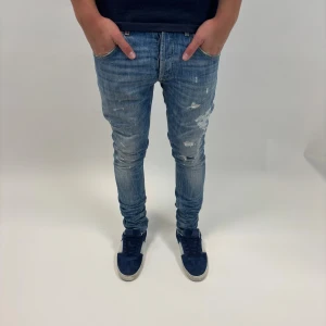 Dondup Jeans George  - Dondup Jeans George! Trendigaste jeansen på marknaden.  Skick= 9,5/10 Ny pris= 4000 kr Säljs för= 899 kr (Modellen har original slitningar från fabrik vilket är väldigt eftertraktat och populärt)