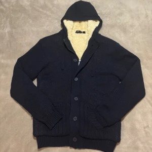 Fodrad Cardigan - Säljer denna sköna mörkblåa cardigan med päls liknande material på insidan. Den är perfekt nu när det är höst, med mörk färg och väldigt varm och bekväm.🦦