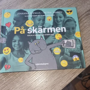 På skärmen: Sociala medier för nybörjare - En färgglad och rolig bok om sociala medier, perfekt för dig som vill lära dig mer om att chatta, dela bilder och hitta nya vänner online. Full av emojis, illustrationer och smarta tips för unga som vill hänga på nätet på ett tryggt sätt.