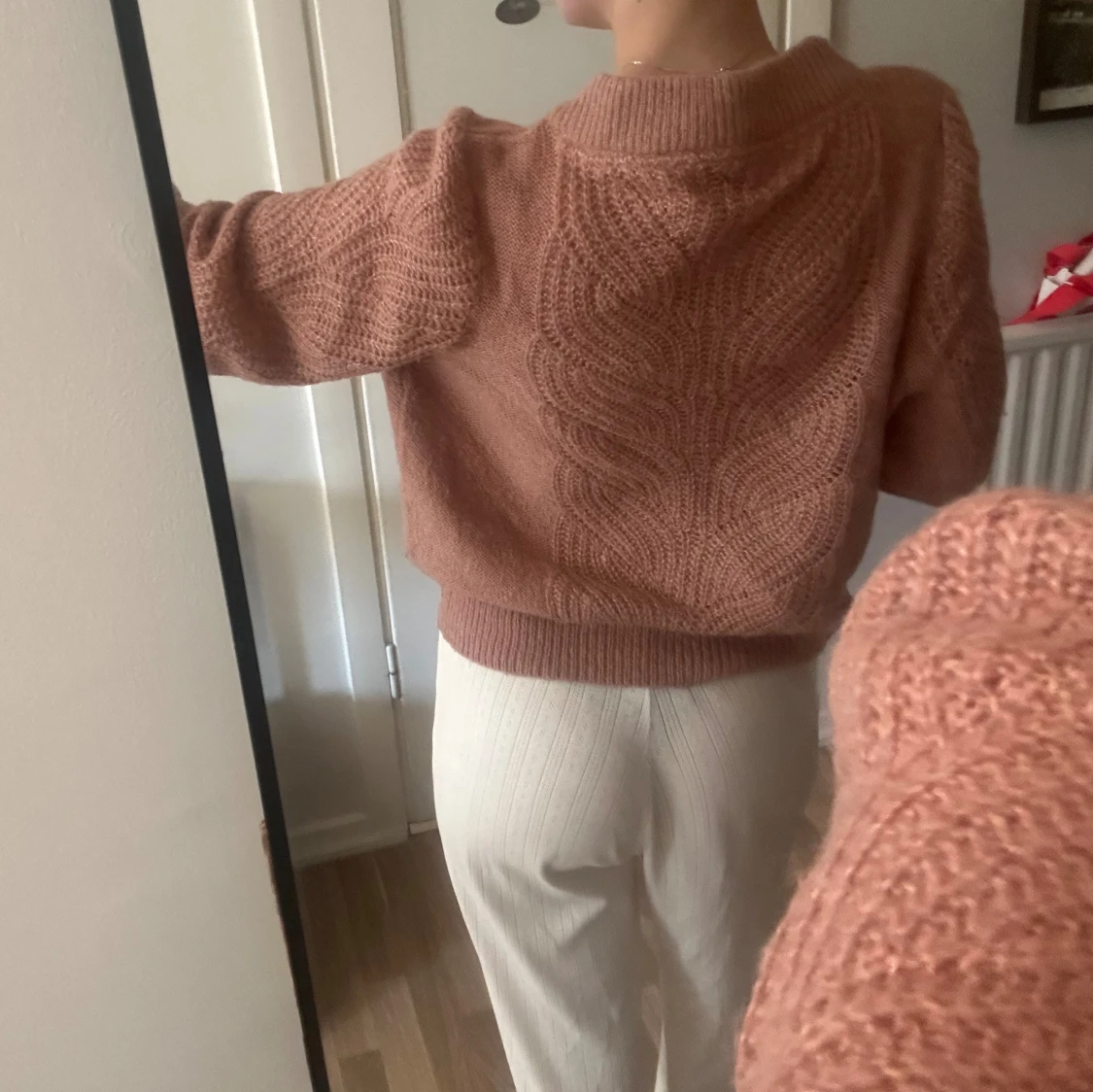 Rostrosa stickad tröja med mönster - 3