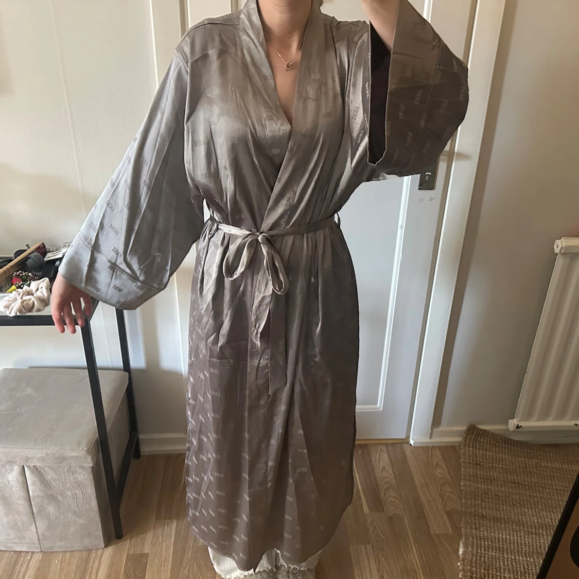 Grå lång satin morgonrock från DKNY - 1