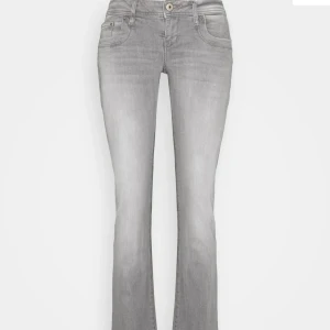 LTB grå valerie bootcut jeans  - Gråa jeans från LTB i bootcut-modell med låg midja. Knappt använda! Snygg ljusgrå tvätt. Storlek: W27 L32