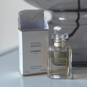 Coco Mademoiselle EdP 7,5 ml - Chanel Coco Mademoiselle Eau de Parfum i smidig 7,5 ml flaska. Perfekt storlek för väskan och resor. En ikonisk doft från Chanel Paris.