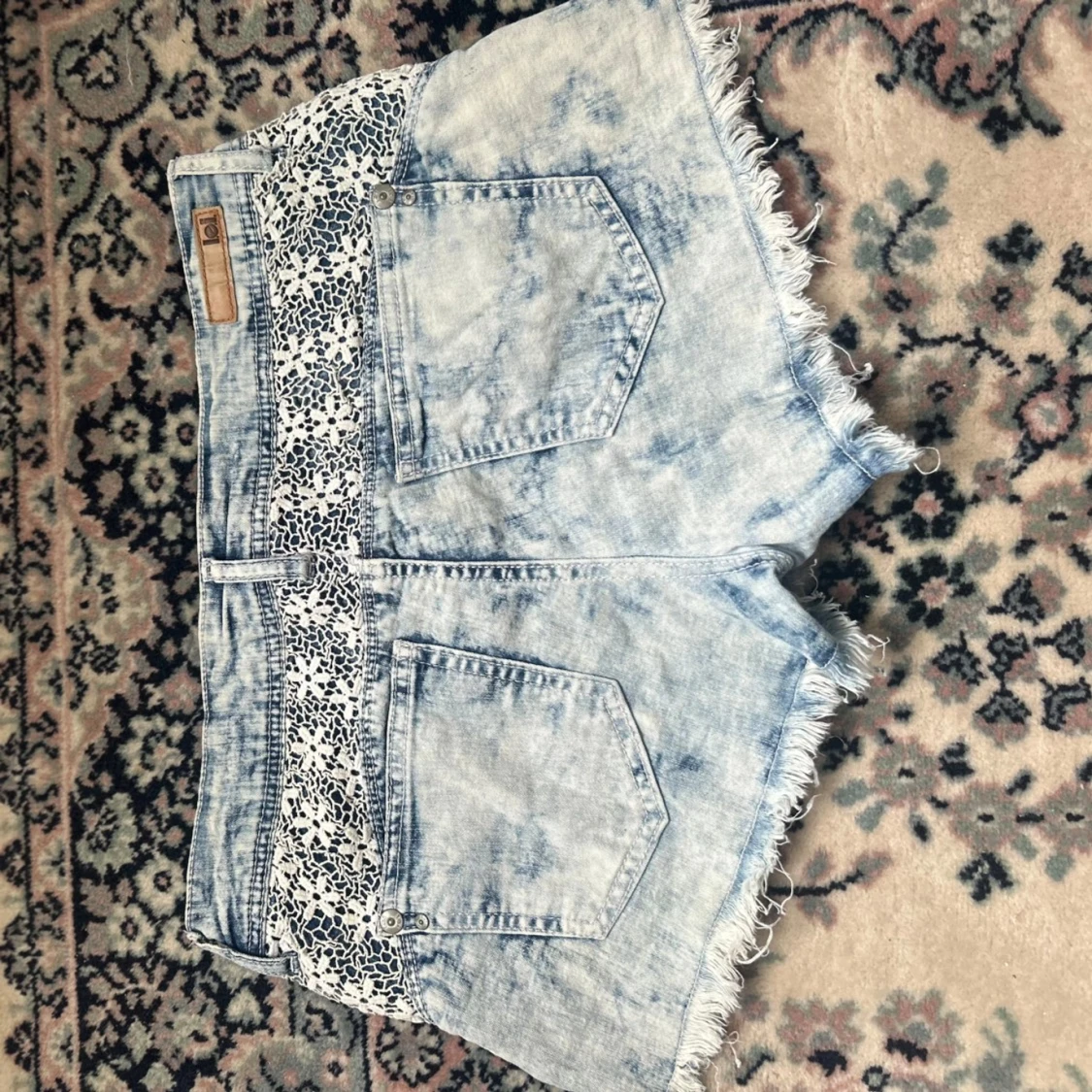 Snygga lågmidjade jeansshorts  - 1