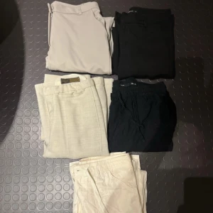 5 st linnebyxor/ kostymbyxor  - Säljer 5 st linnebyxor/ kostymbyxor i olika färger, märken och modeller alla i ungefär storlek XS-S i mycket bra skick! Skriv för enskilda bilder. Säljer även fler klädpaket!