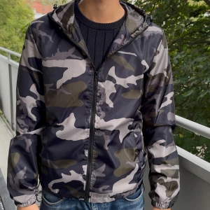 Camo windbreaker/höstjacka  - Utförsäljning! Säljer en snygg vind/höstjacka från Lindfors i camoflage mönster med dragkedja och huva. Perfekt för de kyligare vädret nu efter sommaren, alla storlekar från XS,S,M och L samt att alla jackor är helt nya med orginal plasten kvar för endast 189kr✅ 