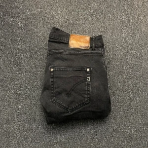 Svarta dondup jeans - Ett par feta jeans som är riktigt fräscha🤗 modellen är 178