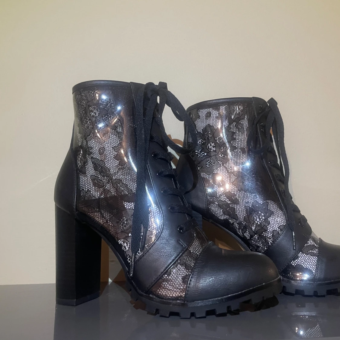 Svarta spets stövletter med klack - 1