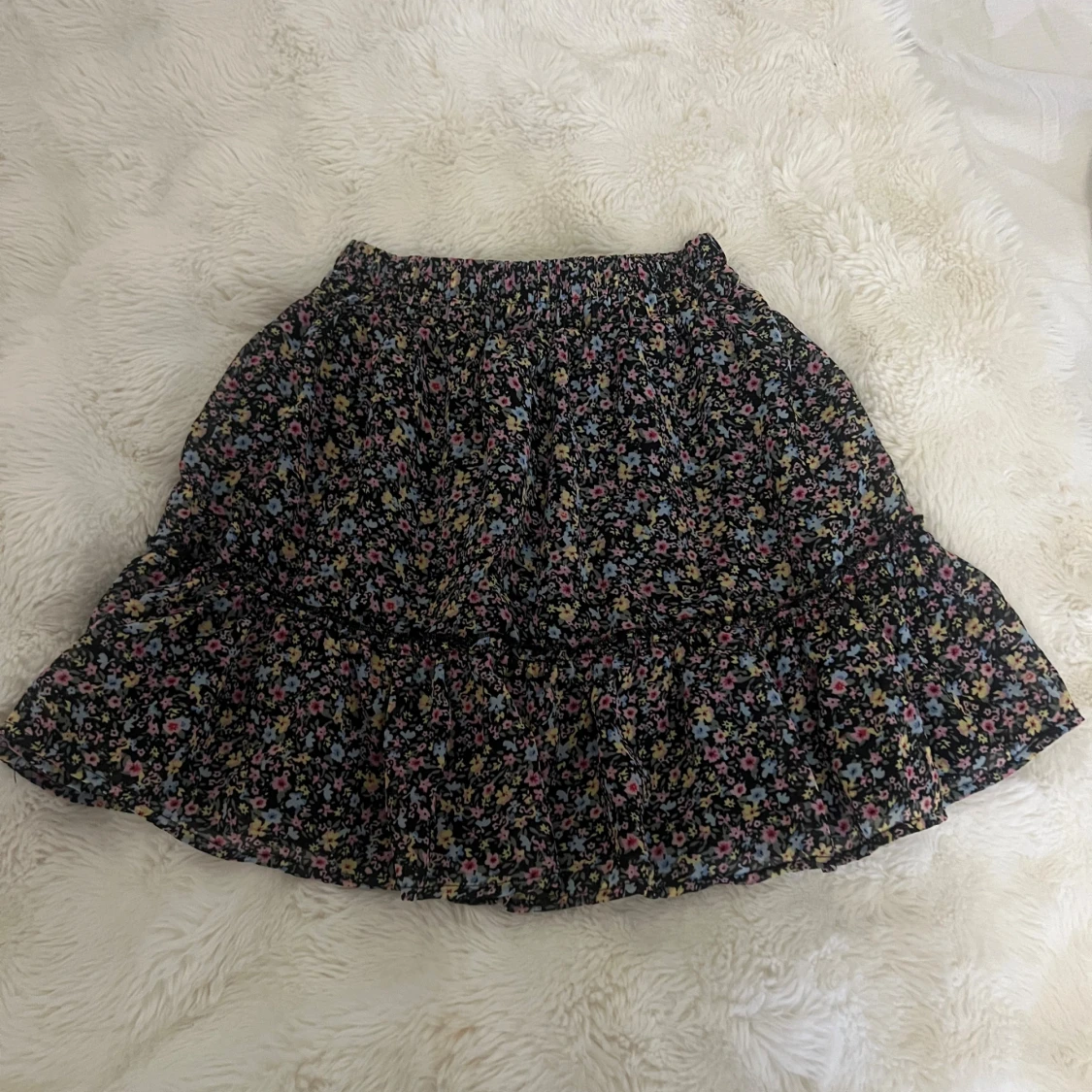 Blommig volangkjol från Pull&Bear