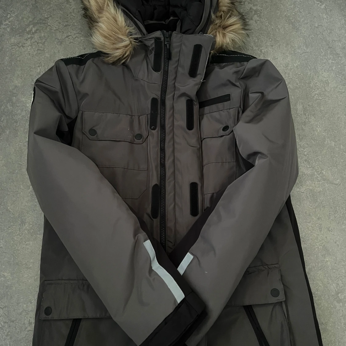 Grå parkajacka med fuskpäls
