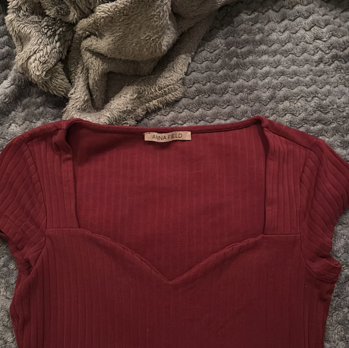 Vinröd ribbad topp från Anna Field - 3