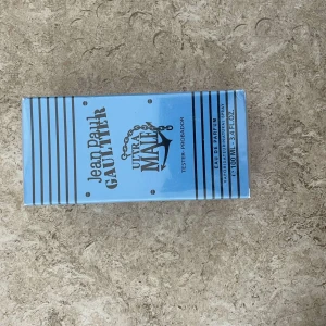 Jean Paul Gaultier Ultra Male 100ml - Ultra Male Eau de Parfum från Jean Paul Gaultier. 100 ml. Ingredienser: Alcohol Denat., Parfum (Fragrance), Aqua, Butyl Methoxydibenzoylmethane, Linalool, Citronellol, Citral, m.fl. Perfekt för dig som vill sticka ut.