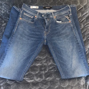 Replay jeans blå - Säljer ett par Replay Grover Hyperflex jeans i klassisk blå tvätt. Jeansen har raka ben, kontrastsömmar och fem fickor. Märkespatch bak i midjan och snygga detaljer vid fickorna. Stretchigt material för extra komfort.