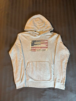 Grå hoodie Ralph Lauren Denim & Supply - Grå hoodie från Ralph Lauren Denim & Supply i storlek M. Riktigt fet hoodie och mycket bra skick.