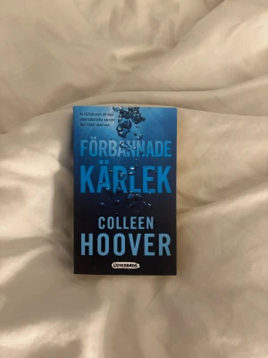 Förbannade kärlek - En gripande och känslosam roman om Tate och Miles, två unga vuxna med komplicerade liv och starka känslor. Perfekt för dig som gillar romantik, drama och berättelser som är svåra att släppa taget om. En riktig bladvändare för unga vuxna!