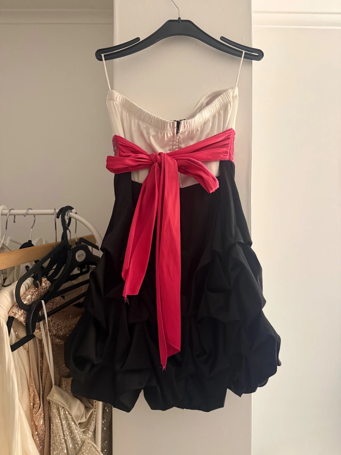 Glittrig kort klänning med volanger - 1