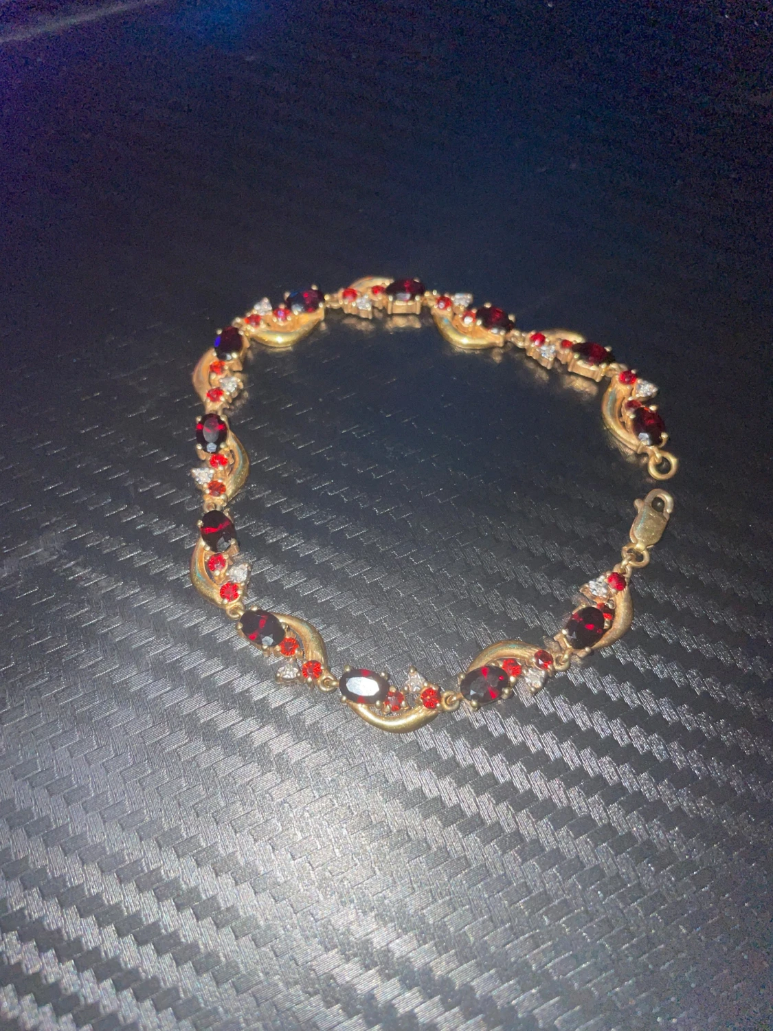 ARMBAND, förgyllt silver med granater och vita stenar.