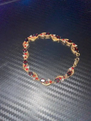 ARMBAND, förgyllt silver med granater och vita stenar. - ARMBAND, förgyllt silver med granater och vita stenar.