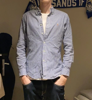 Ralph Lauren skjorta  - Snygg blårutig skjorta från Ralph Lauren, Mycket bra skick, inga defekter, slim fit modellen. Skriv vid funderingar!