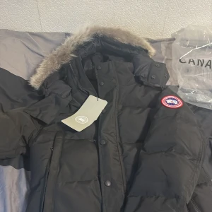  Canada Goose Wyndham  - En helt ny Canada goose jacka jätte fin o vacker kommer med päls 