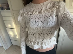 Zara topp - Beige långärmad topp från Zara med volanger, finns ej o köpa längre. Storlek M men passar även s o xs!