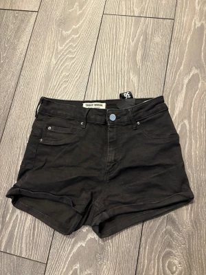 Jeansshorts svarta  - Jenasshorts svarta, medium waist. 
