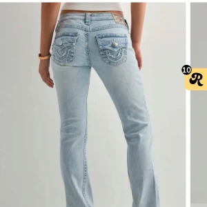 Ljusblå True Religion bootcut jeans - Säljer ett par ljusblå bootcut jeans från True Religion. Knappt använda, (ny pris 1299kr) och är långa i benen, har även sprättat upp dem längst nere som man kan se på en av bilderna. Hör av dig ifall du har fler frågor ☺️💕