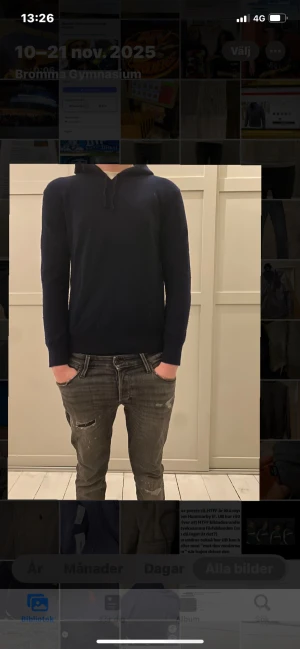 Mörkblå Kashmir Hoddie - Säljer en mörkblå kashmir hoddie som har ett otroligt skönt material. Storlek-XS. Nypris-999 kr. Aldrig använd helt ny! Väldigt snygg huva med snören som hänger ner. Tveka inte att komma med frågor i DM!