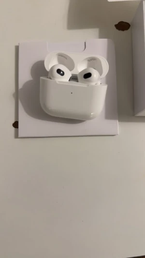 AirPods Pro 2 - Apple AirPods Pro i mycket fint skick, komplett med originalförpackning och laddningskabel. Trådlösa hörlurar med aktiv brusreducering och laddningsetui. Inga synliga repor eller skador på hörlurarna eller etuiet. Perfekt för musik, samtal och träning.