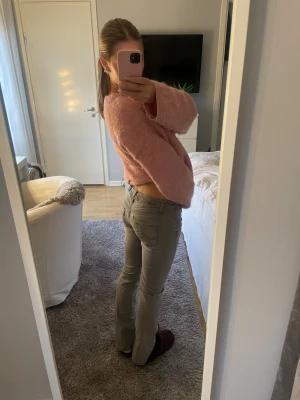 Grå bootcut jeans från LTB Valerie - Snygga grå jeans från LTB Valerie med bootcut och låg midja. Modellen har klassiska fem fickor, dragkedja och knapp med LTB Genuine Denim-logga. Jeansen är i stretchigt bomullsmaterial och har en stilren look som passar till allt.