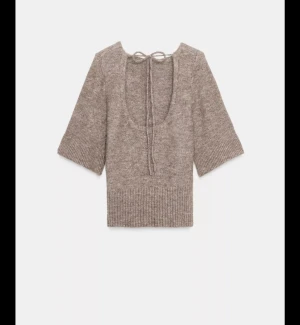 Brun/ Beige stickad topp med knyt i ryggen - Superfin  beige/ brun stickad tröja med knyt i ryggen! Ifrån Zara! Använd en gång!