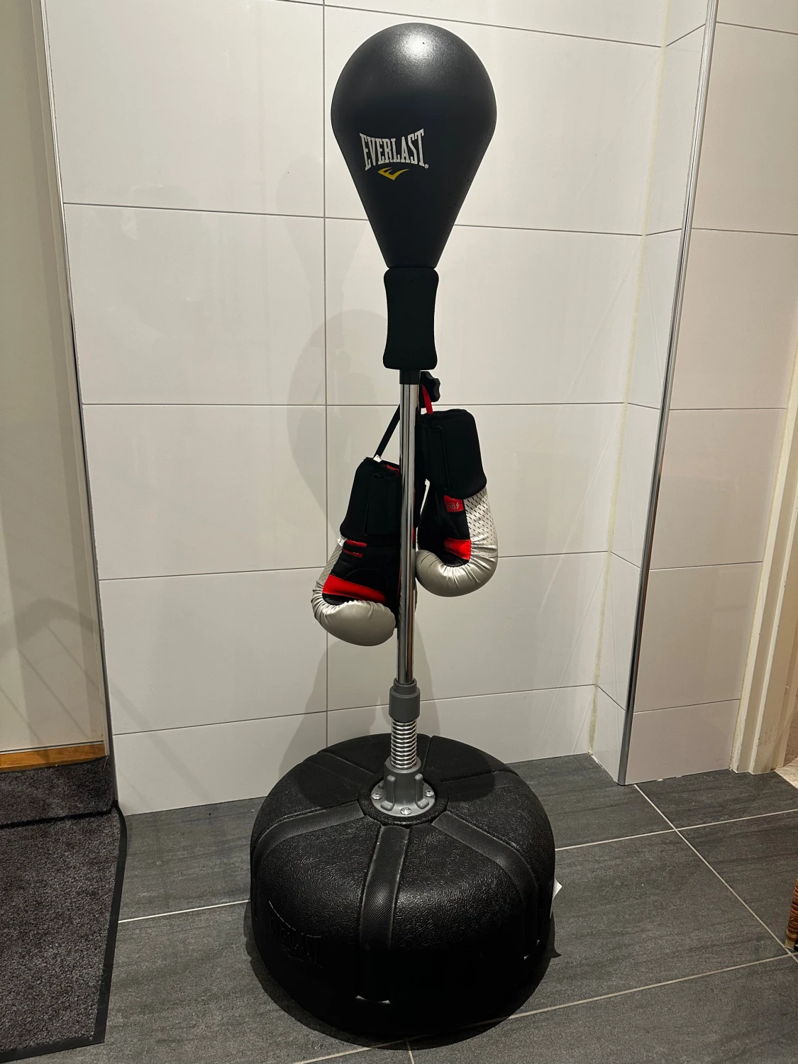 Boxningshandskar 8oz från Decathlon och boxningsställ 