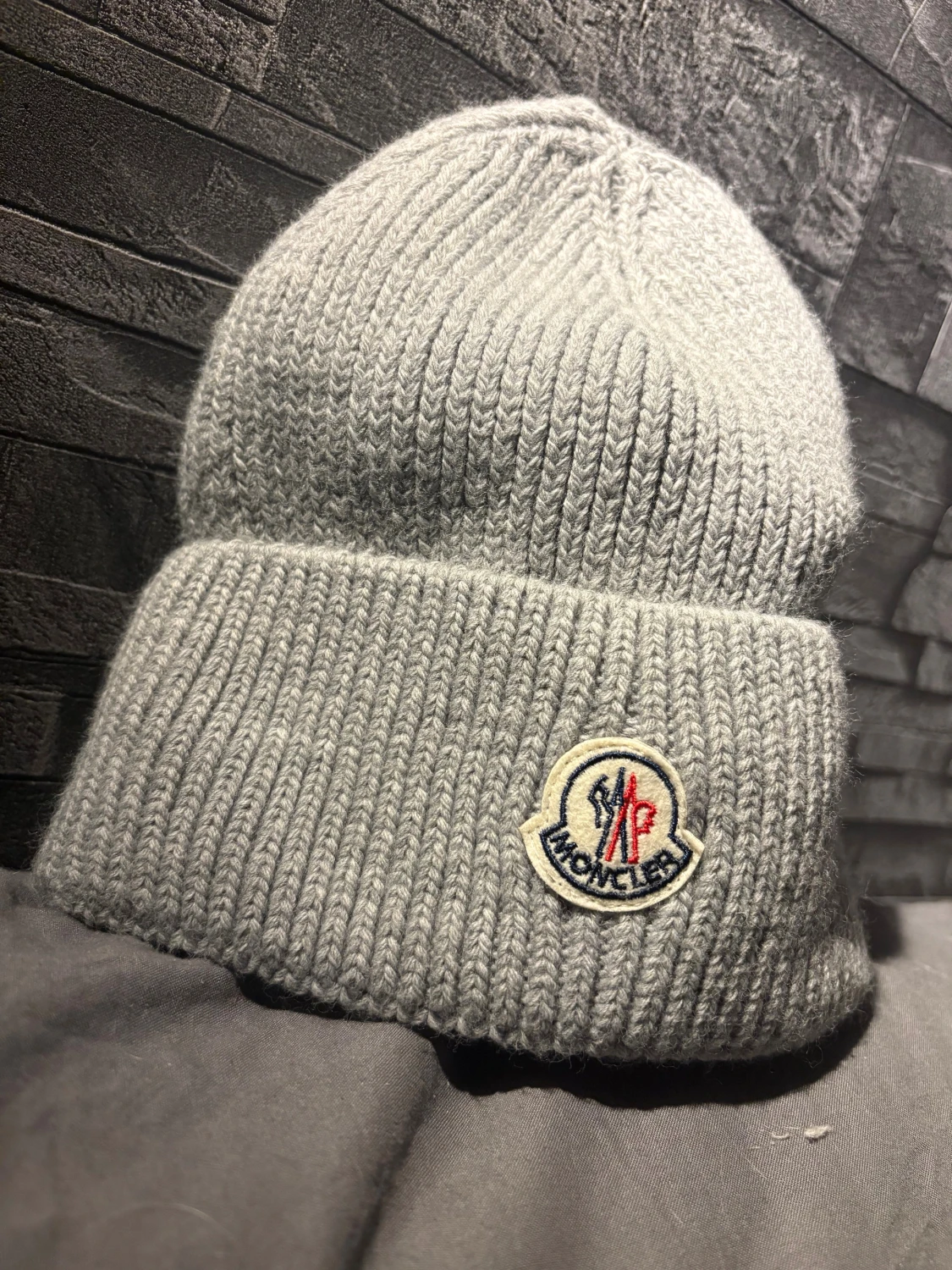 Grå stickad Moncler mössa