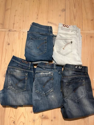Fem par dundup jeans i olika blå nyanser - Alla par jeans ligger redan ute om man vill köpa individuellt annars kan man få alla 5 för 3000kr🔥
