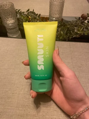 Smuuti gel cleanser - Smuuti skin kiwi gel cleanser 150 ml,använd 2 gånger ca 148 ml kvar. Är i väldigt bra skick.