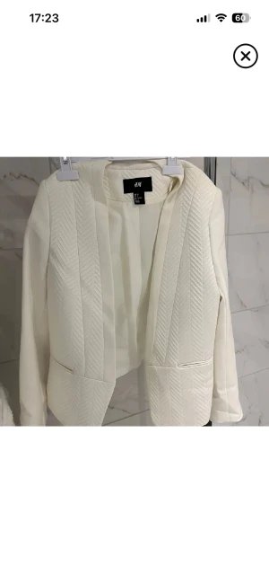 Kavaj- H&M - Jättefin vit kavaj från H&M med fejkfickor i storlek 36. Passar perfekt för en utekväll eller bara till vardags. PRIS GÅR ATT DISKUTERA! För mer info & bilder kom PM 💗