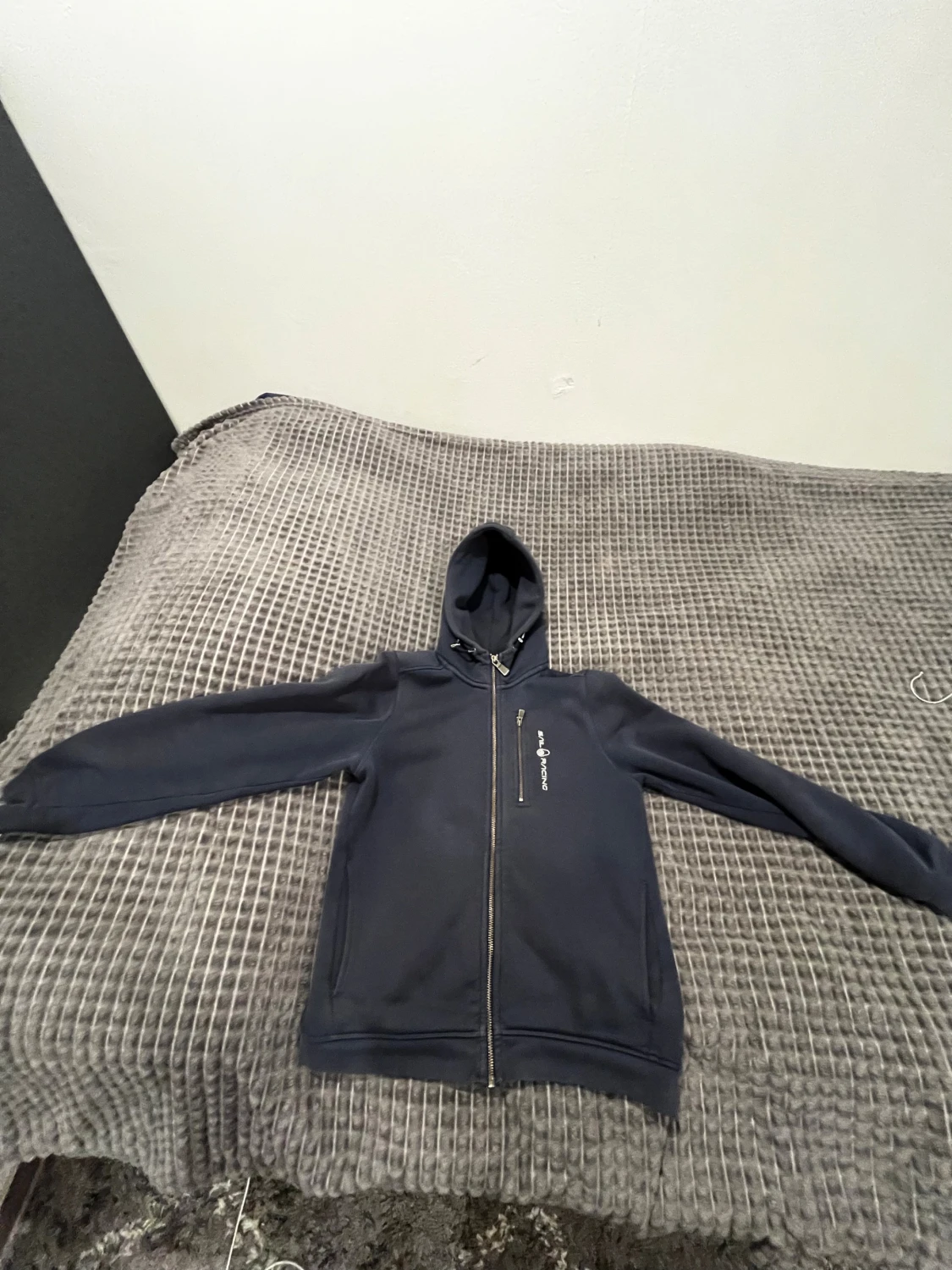 Mörkblå hoodie från Sail Racing