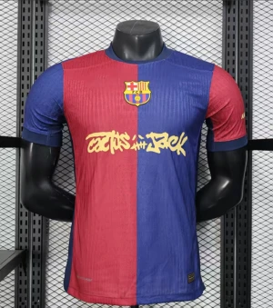 FC Barcelona x Travis Scott fotbollströja - Snygg FC Barcelona fotbollströja i rött och blått med gul Cactus Jack-tryck på bröstet. Klassisk halva-halva design, klubbmärke på vänster bröst och rund hals. Tillverkad i lätt och ventilerande material, perfekt för match eller streetwear.