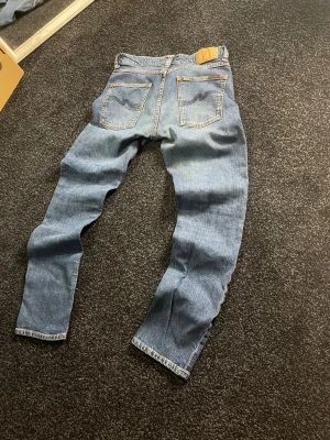 Nudie Jeans ljusblå jeans W30 L30 - Säljer ett par Nudie jeans slimfit, är riktigt snygg wash märken på knäna. Passar någon mellan 170 till 180. Kom privat vid frågor.😁😁