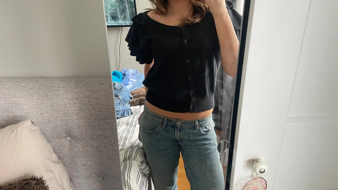 Svart stickad blus med volangärmar