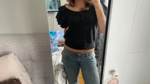 Svart stickad blus med volangärmar - Supersöt svart blus med bred rund halsringning och korta volangärmar. Stickad i mjukt material och croppad passform. Knappar framtill ger en chill vibe och volangerna på ärmarna gör den extra stylish. Perfekt till jeans eller kjol! Storlek XL men passar någon som har S-L beroende på passform